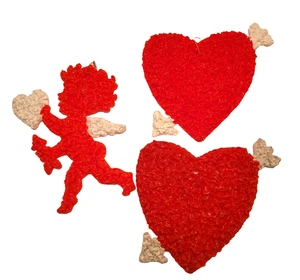 Geschmolzenes Kunststoff Popcorn Vintage Valentinstag Amor & 2 Herzbehänge - Bild 1 von 2