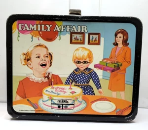 Vintage 1969 AFFARE DI FAMIGLIA - Serie TV originale - Thermos Lunchbox in metallo - Foto 1 di 7