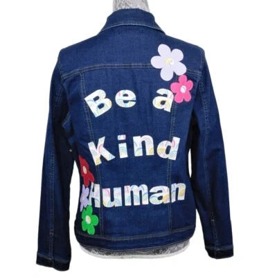 Chaqueta de mezclilla reciclada con flores parches humanos Be A Kind L nueva Foto 1 de 4