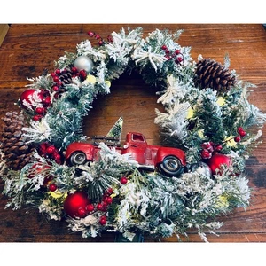 Corona de Navidad preiluminada flocada con un camión vintage rojo de cerámica - Imagen 1 de 9