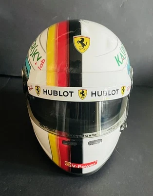 Casco originale Arai in scala 1:2 di Sebastian Vettel - Ferrari 2018 - Immagine 1 di 4