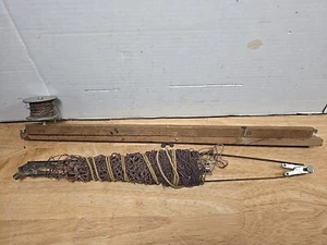 Antiguo lote de PESCA EN HIELO DE MADERA "TIP UP" y red - Imagen 1 de 2
