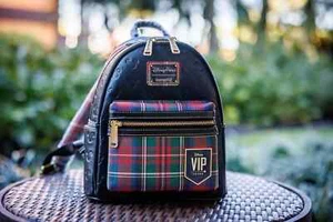 Mochila LOUNGEFLY EXCLUSIVA VIP TOUR Disney Nueva en Paquete ¡RARA! - Imagen 1 de 7