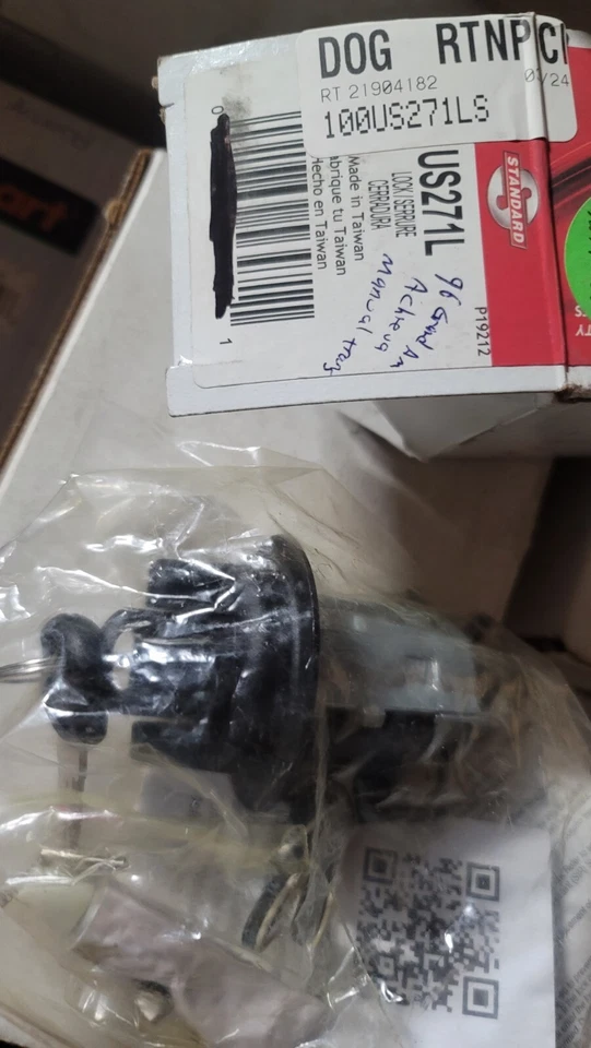 1996 Pontiac Grand Am Oldsmobile Achieva manual ignition lock cylinder US271L - Image 1 of 1