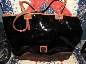 Bolso de Mano Dooney & Burke Negro Brillante Charol con Base de Gamuza Marrón - Imagen 1 de 11