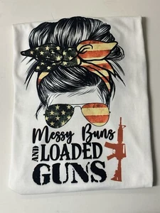  Grafisches T-Shirt Messy Buns and Loaded Guns Größe XL  - Bild 1 von 1