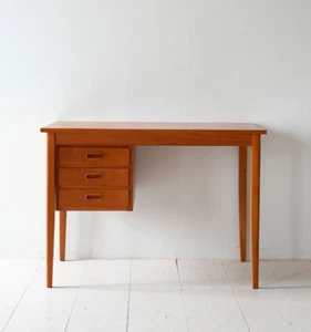 MidCentury Scrivania in teak con tre cassetti, design vintage scandinavo, 50s - Foto 1 di 9