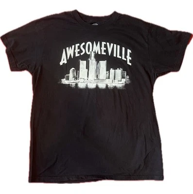 Camiseta Hecha en Detroit Awesomeville Gráfica Negra LG GM Ren Cen Building Foto 1 de 4