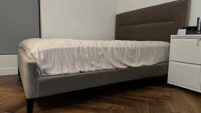 Cama tamaño queen West Elm, terciopelo de lujo, moca  Foto 1 de 4