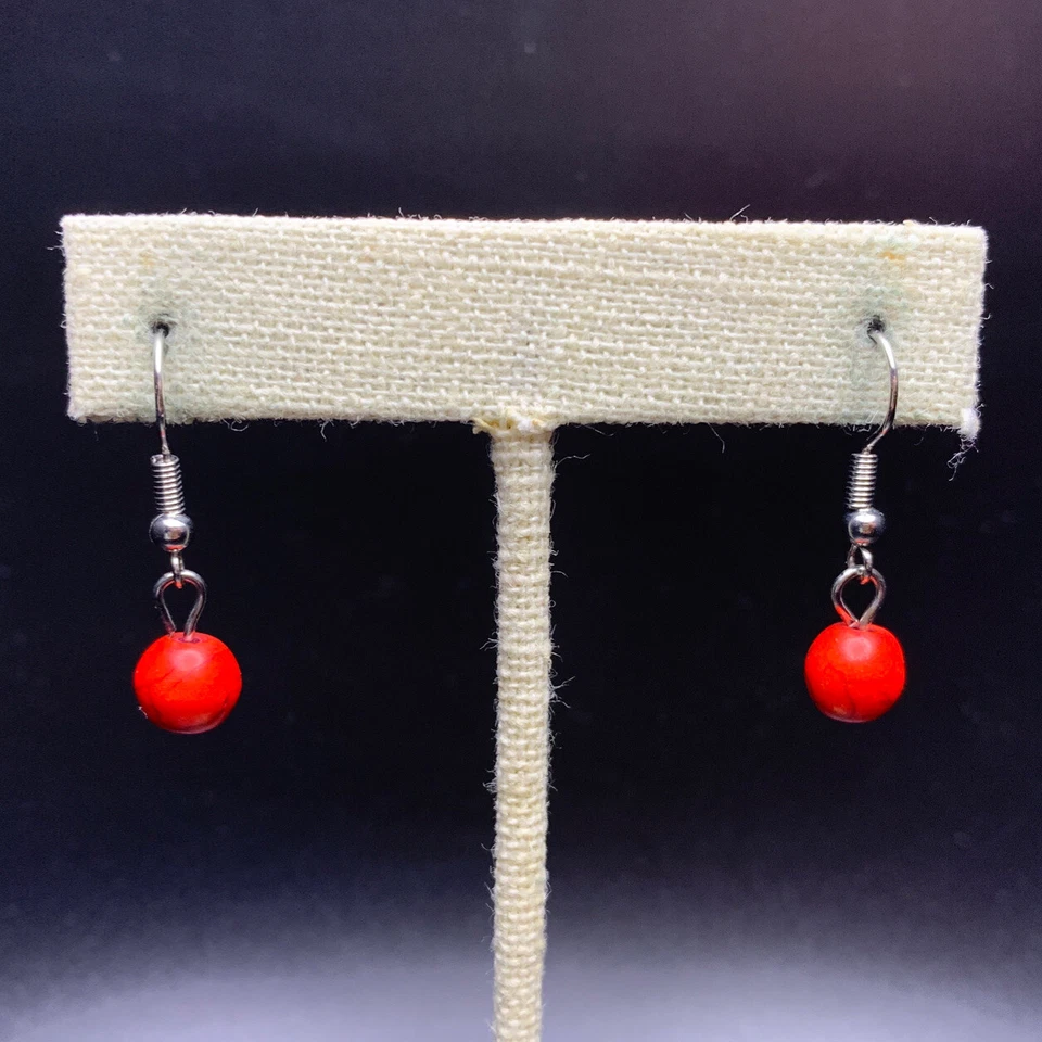 Delicados pendientes colgantes de cuentas de piedra roja gancho teñido howlita gancho de piedras preciosas Foto 1 de 4