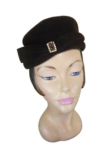 50S DAMENMÜTZE BRAUN KAPUZE FELZ FILZ STRASS AKZENT VINTAGE MILLINERY 21 1/2 ZOLL - Bild 1 von 12