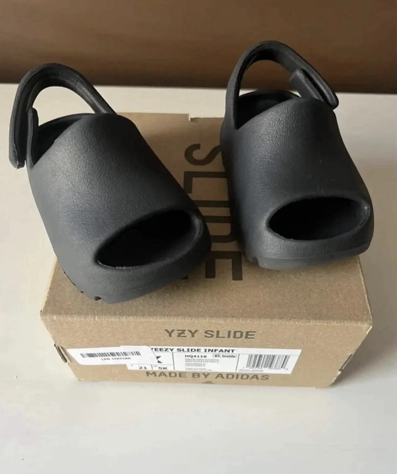 Adidas Yeezy Slide infantil preto 5K com caixa | Sandálias infantis 100% autênticas - Imagem 1 de 1