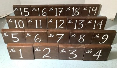 NÚMEROS DE MESA DE MADERA 1-19 PINTADOS A MANO 4-3/8" W X 3-1/2" T X 3/4" Foto 1 de 4