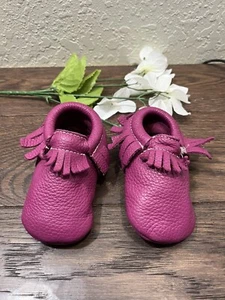 Freshly Picked Baby Moccasins Hot Pink Fringe Leather Toddler Size 4 EUC Soft - Picture 1 of 5