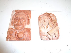 Albert Einstein Isaac Newton polierter geschnitzter Stein 2 Stück - Bild 1 von 4