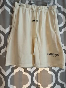 FOG Fear of God Essentials Fleece-Sweatshorts cremefarben Größe Small - Bild 1 von 4