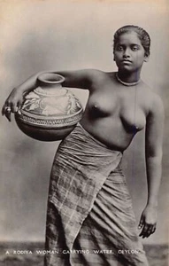 Sri Lanka - ETHNIC NUDE - A Rodiya woman carrying water - Publ. Plâté Ltd. 77 - Picture 1 of 2