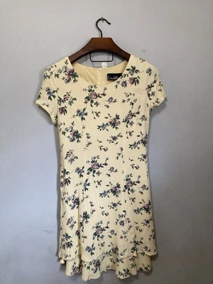 Vestido para mujer Molly Malloy talla pequeña floral arrugado en capas hasta la rodilla elástico Foto 1 de 4