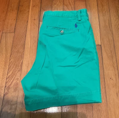 polo shorts verde corte clásico 32" Foto 1 de 4