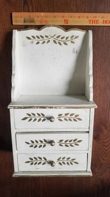 Armario de pared o joyería vintage francés de madera de campo de 17,5" x 10" x 4,5" Foto 1 de 4