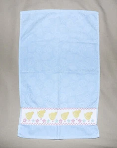 Toalla de mano Blossoms & Blooms Lt Blue Chicks Eggs 16” x 25 1/2” Kohl’s - Imagen 1 de 9
