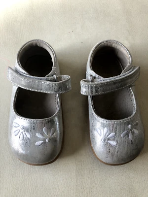 Zapato de vestir See Kai Run niño pequeño plateado Mary Jane primavera/Pascua, talla 6  Foto 1 de 4