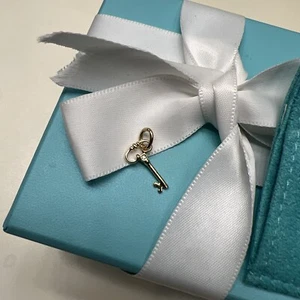 Tiffany & Co 18k Mini Schlüssel Charm Anhänger - Bild 1 von 5