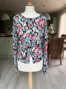 Women’s Beautiful Vintage Winter Floral Red/Blue/Cream/Black Mix Cardigan. - Picture 1 of 10