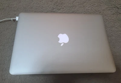MacBook Air 13,3 Zoll (A1466)  ,Silber  Intel Core i5 (2017) - Bild 1 von 4