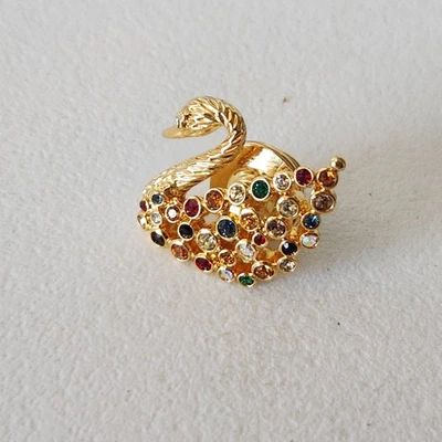 Prendedor Swarovski tono dorado cisne con piedras de cristal multicolores solapa sombrero corbata tac Foto 1 de 4