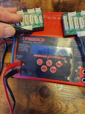 Cargador Thunder Power TP820CD, doble puerto, cargador multiquímico de alta potencia. Foto 1 de 4