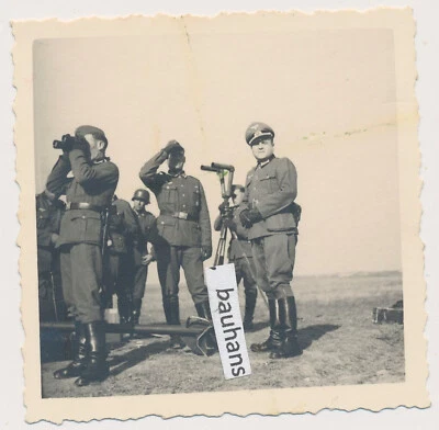 Foto  Wehrmacht Offiziere am Scherenfernrohr, Fernglas  2.WK (8175a) - Bild 1 von 2