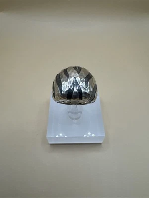 Anillo cúpula de dos tonos a rayas de tigre de plata esterlina JAI Foto 1 de 4