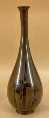 Jarrón japonés Meiji de bronce con incrustaciones florales de plata, oro y Shakudo Foto 1 de 4