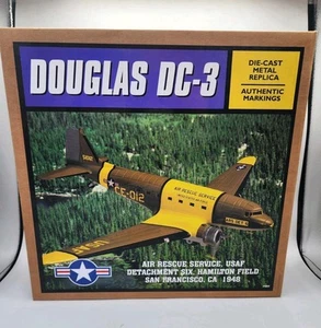 Réplica de metal fundido a presión Douglas DC-3 Air Service Rescue USAF F493 Ertl 1995 - Imagen 1 de 7