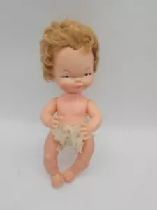 "Muñeca bebé de vinilo vintage con cabello rubio fresa enraizado cara aplastada 9" - Imagen 1 de 5