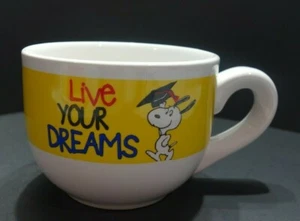 Taza amarilla Peanuts Worldwide Snoopy Graduation Live Your Dreams 2016 - Imagen 1 de 9