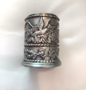 Vintage geprägtes Zinn Kolibri Blumen Briefmarke Rolle Spender 1,5x2" - Bild 1 von 5