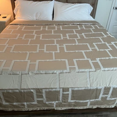 KING Hotel Collection 淡金色奶油色被套几何设计豪华二手状况完好 — 第 1/4 张图片
