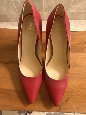 Zapatos de salón Nine West de cuero genuino rojo audaz Foto 1 de 4