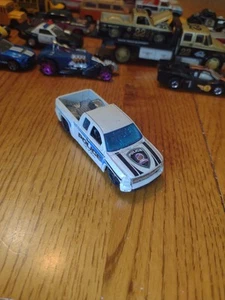 PICKUP SUELTA HOT WHEELS CHEVY SILVERADO YUMA POLICE BLANCA. K16 - Imagen 1 de 8