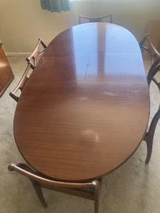 Mahogany veneer table  and 6 chairs - Picture 1 of 3