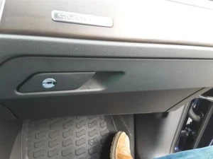 Q3 2023 Glove Box 585053 - Foto 1 di 11