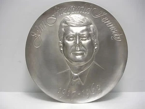 HM PEWTER 1974 # 4420 JOHN FITZGERALD KENNEDY 1971-1963 PEWTER MEMORIAL 9" PLATE - Picture 1 of 9