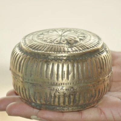 复古精美黄铜小号雕刻手工面包盒,浓郁的 Patina — 第 1/4 张图片