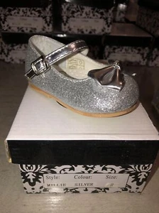 KINDER BABY MÄDCHEN SILBER GLITZER SCHLEIFE SPANISCHE HOCHZEIT PARTY KLEINKINDER SCHUHE UK 2 - Bild 1 von 6