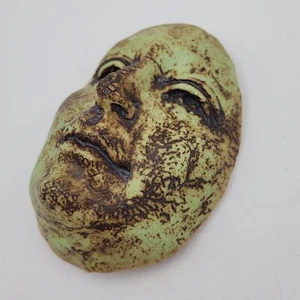 Michael Barnes Kunst Ton Skulptur Gesichtsmaske 3,25 Zoll mit hängendem Draht 1999 - Bild 1 von 13
