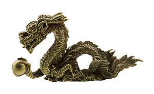 Figurine Dragon chinois avec perle Amulette thaïe - Talisman en laiton # 6417 - Imagen 1 de 6