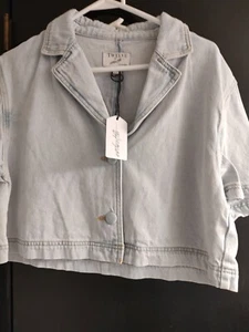 Women's Crop Denim Jacket Light Wash On Twelvth Size Medium New With Tags - Picture 1 of 3