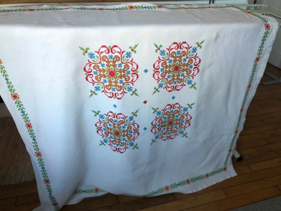 Nappe vintage française, brodée main point de croix - Photo 1/4